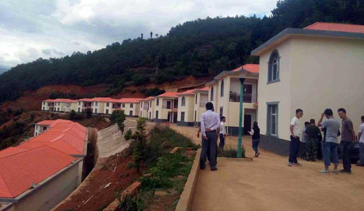 云南大山深處好心人出資1200萬(wàn)為村民蓋別墅搬新家.jpg 云南大山深處好心人出資1200萬(wàn)為村民蓋別墅搬新家.jpg