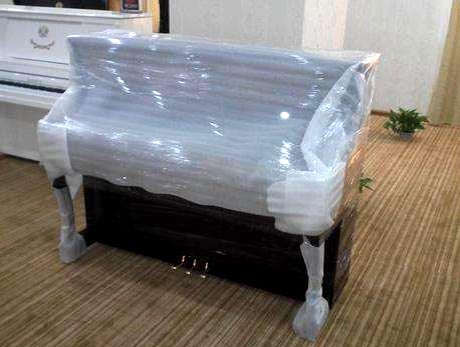 鋼琴的價(jià)值不僅在于它的價(jià)格，還在于它能發(fā)出動(dòng)人心弦的樂(lè)章，試問(wèn)，你只是因?yàn)榘崃艘淮渭?，你的鋼琴卻再也不能發(fā)出以前那完美的音符，原因只是搬運(yùn)過(guò)程中姿勢(shì)沒(méi)有擺對(duì)造成內(nèi)部零件震動(dòng)，影響了音準(zhǔn)，你難道不會(huì)覺(jué)得內(nèi)心幾乎是崩潰的嗎？ 雖然現(xiàn)在許多鋼琴下面安裝有輪子，但是在搬運(yùn)時(shí)還需要幾個(gè)人將其抬起來(lái)再推動(dòng)。