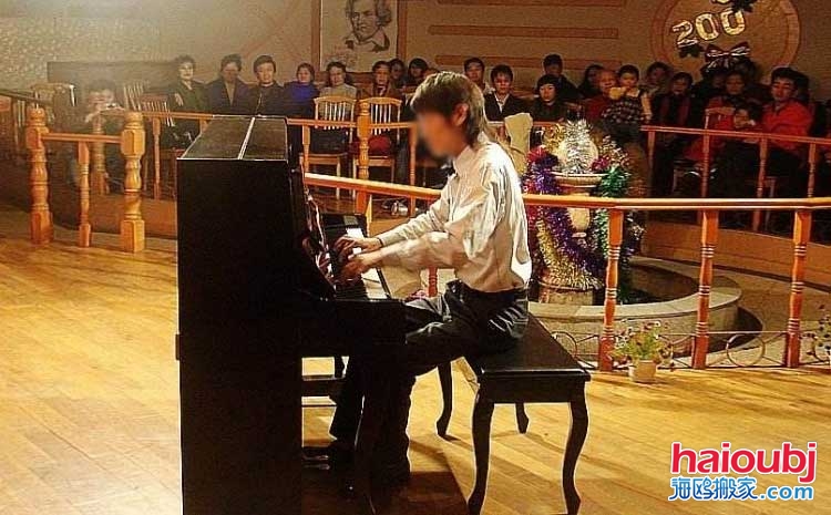 不少人都會(huì)在網(wǎng)上搜索這樣的相關(guān)詞語來找到自己滿意的鋼琴搬運(yùn)公司，他們都希望能夠很好的將自己的心愛之物搬運(yùn)到自己優(yōu)雅的環(huán)境中，為愛彈奏一曲美妙的旋律，通過自己的鋼琴表達(dá)內(nèi)心的喜怒哀樂，鋼琴家們都是生活中的語言家，美妙的旋律在歷史長(zhǎng)河中終將成為藝術(shù)品。.jpg